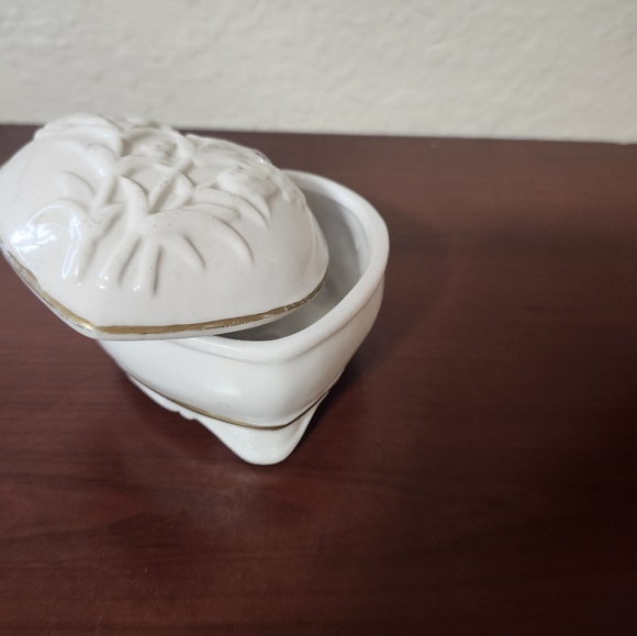 Lovely no-brand trinket (two parts), white and gold - Picture 2 of 2